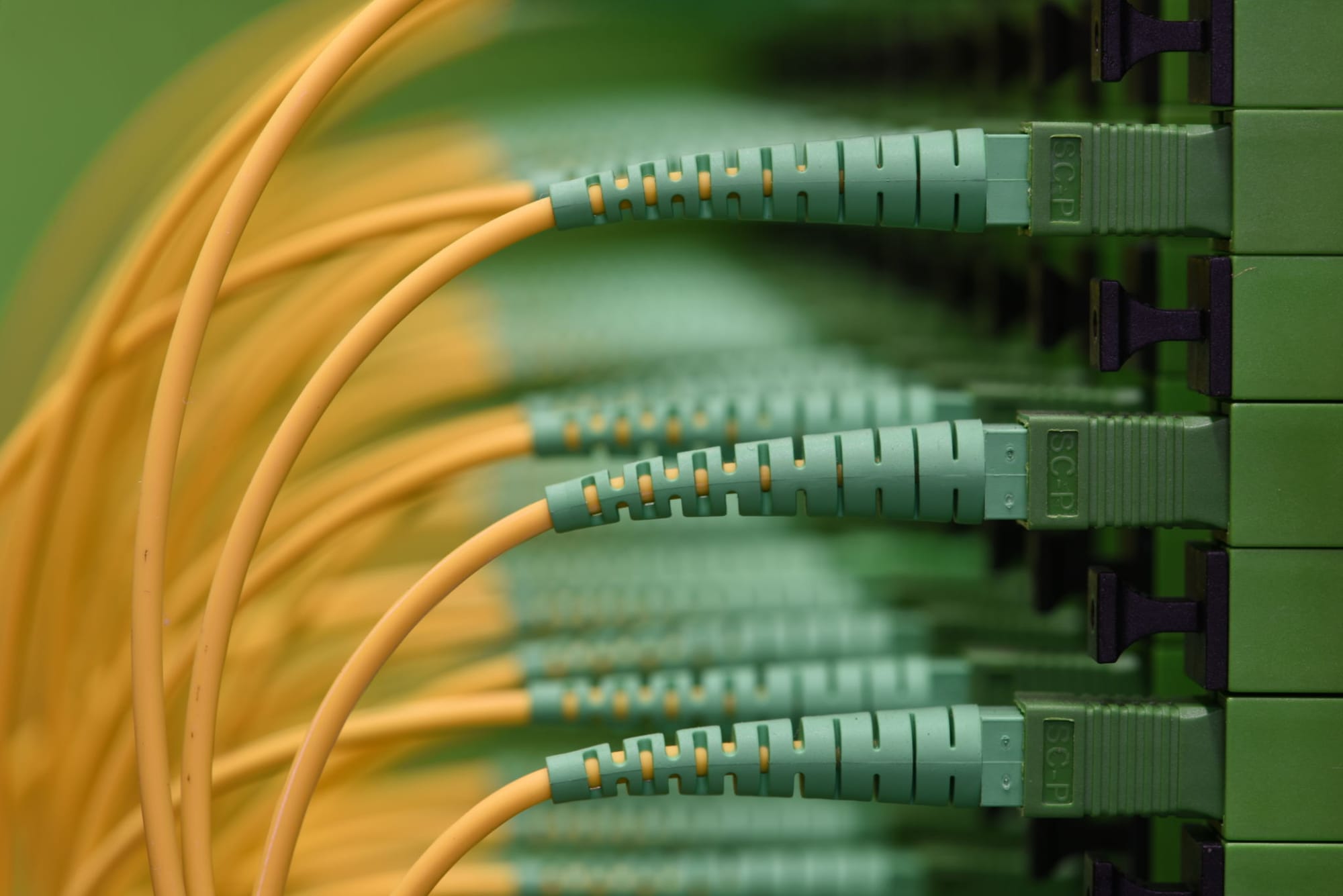 Optical fibre connections in a telecommunications rack